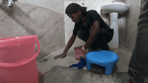 Bathroom Cleaning - Image 5